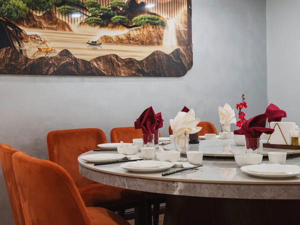 Private dining and Claypot Prawns with Silky Rice Rolls at Chī Hǎo. Photographs supplied with the restaurant brief.